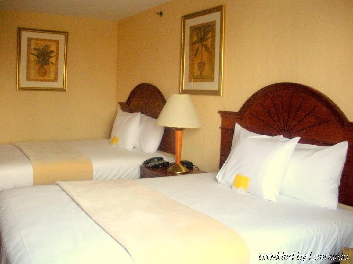 La Quinta Inn By Wyndham Queens New York Hotel